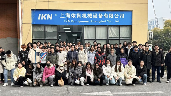 熱烈歡迎上海某高?；は到淌诩皩W(xué)生蒞臨我司參觀(guān)指導(dǎo)